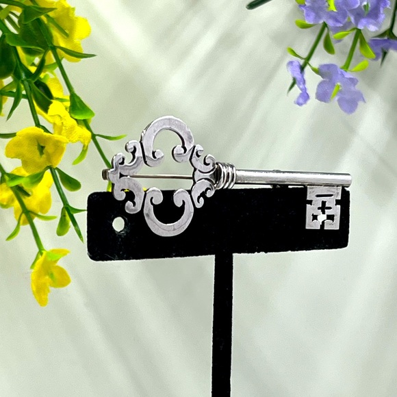 Taxco Jewelry - 925 Taxco Sterling Silver Signed Large Vintage Ornate Key Brooch